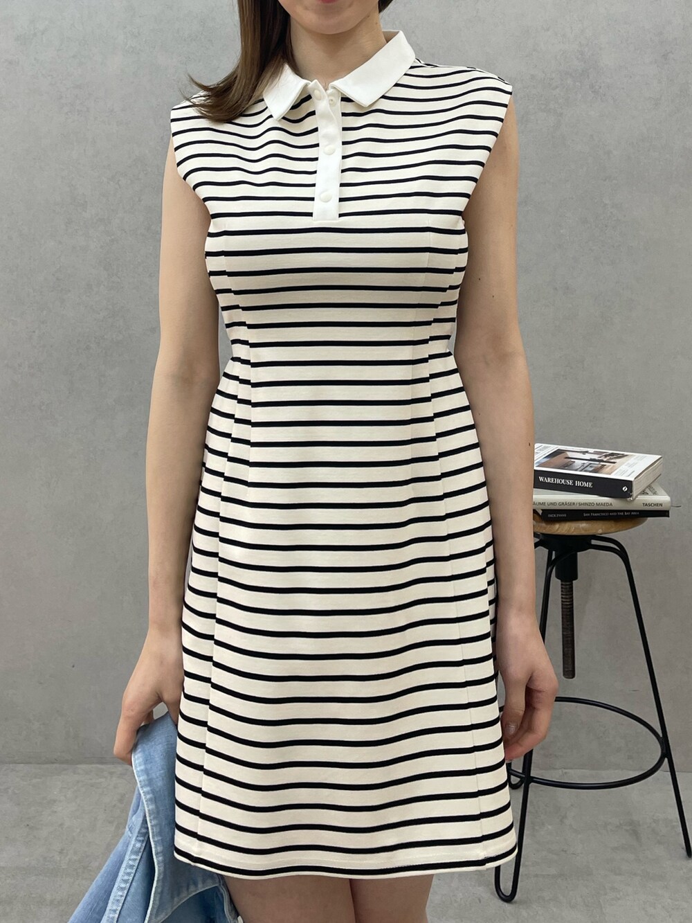 ホワイト系のワンピース、ホワイト系のブーツ、ブルー系のデニムジャケットを着用したレディースの春コーディネートの5枚目の写真