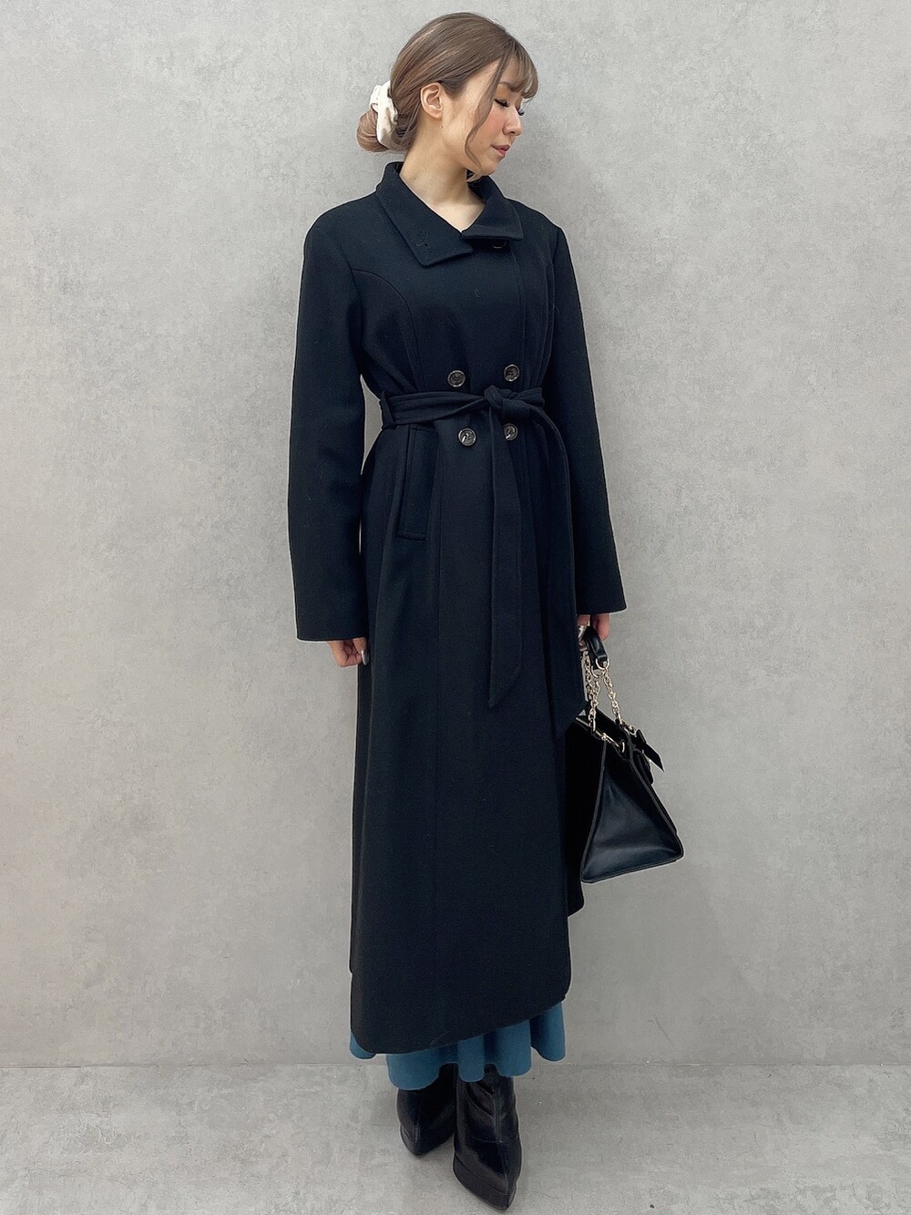 ブラック系のその他アウター、ブラック系のハンドバッグ、ブルー系のワンピースを着用したレディースの秋コーディネートの3枚目の写真