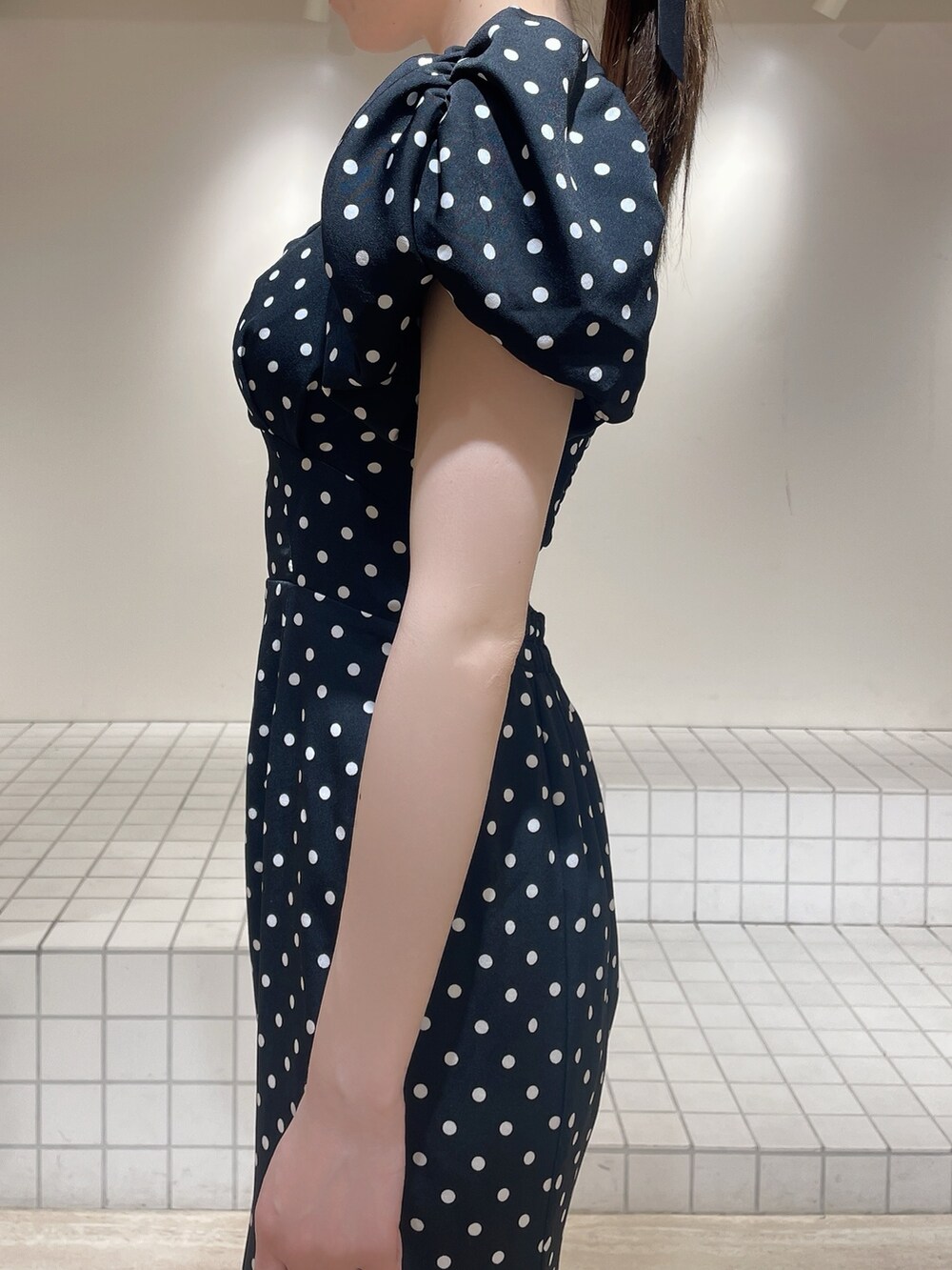 ブラック系のワンピース、ブラック系のサンダル、ブラック系のバレッタ/ヘアクリップを着用したレディースの春コーディネートの5枚目の写真
