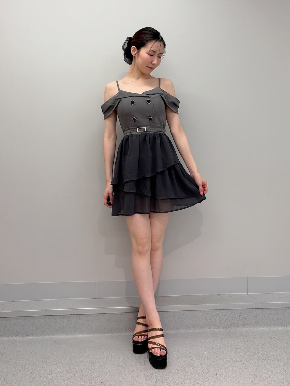 グレー系のワンピース、ブラック系のサンダル、ブラック系のシュシュを着用したレディースの夏コーディネートの4枚目の写真