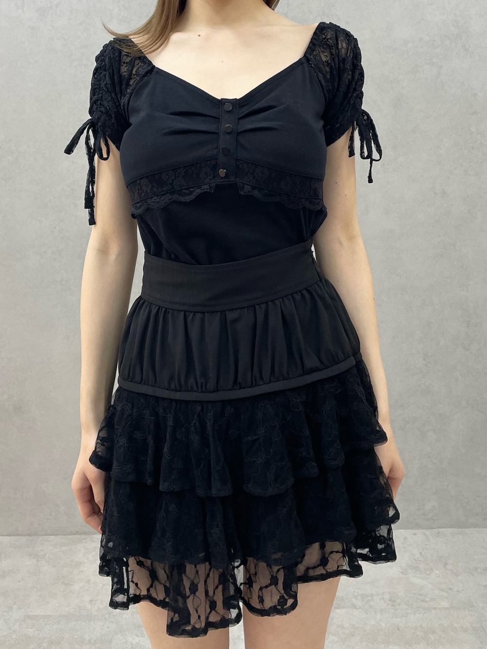 ブラック系のTシャツ/カットソー、ブラック系のスカート、ブラック系のブーツを着用したレディースの春コーディネートの4枚目の写真