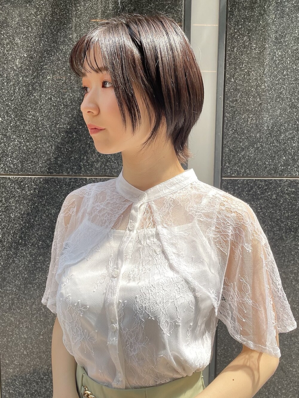 ホワイト系のシャツ/ブラウス、ブルー系のスカート、ホワイト系のサンダルを着用したレディースの春コーディネートの5枚目の写真