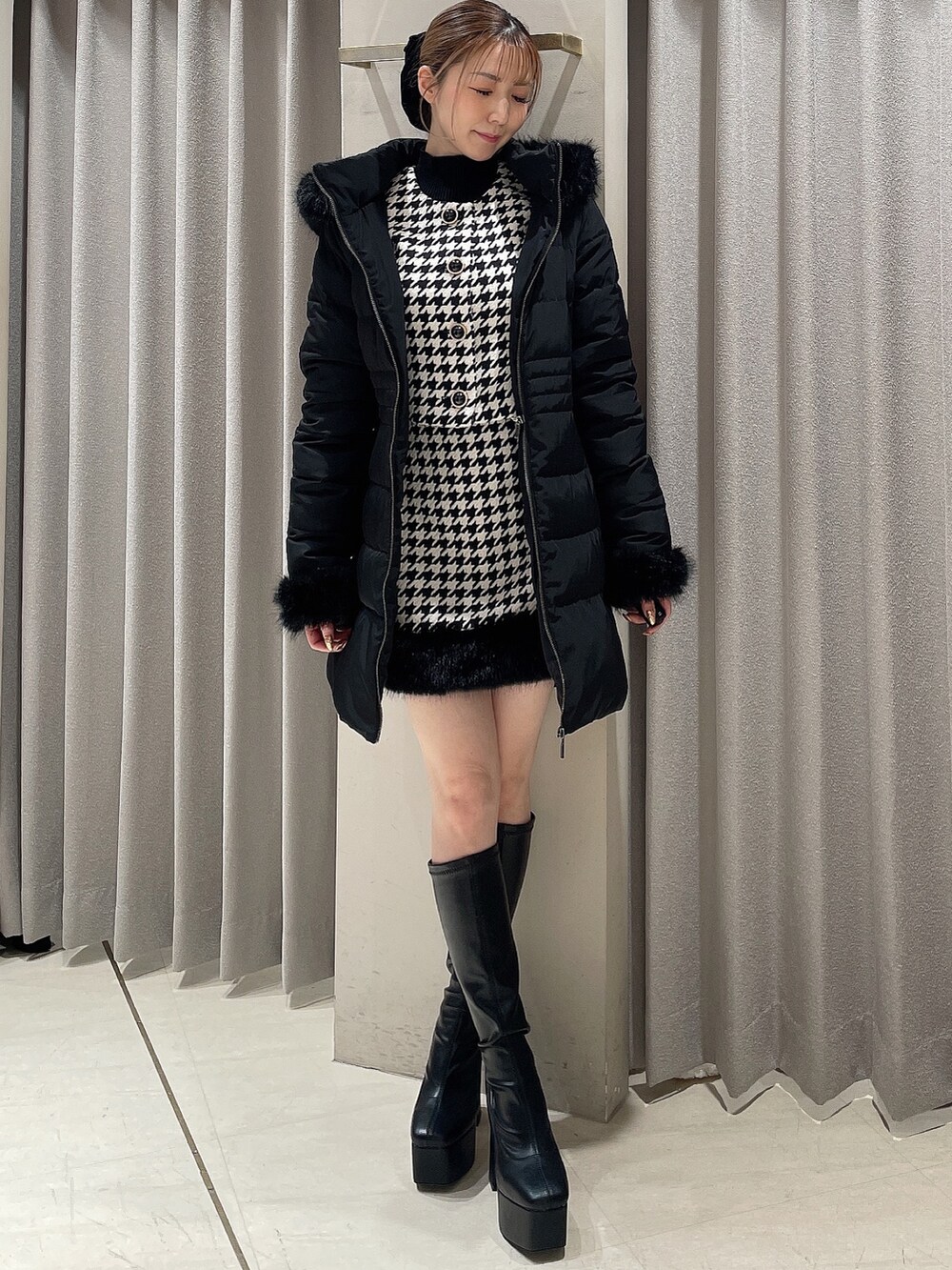 ブラック系のダウンジャケット/コート、その他のノーカラージャケット、その他のスカートを着用したレディースの秋コーディネートの6枚目の写真