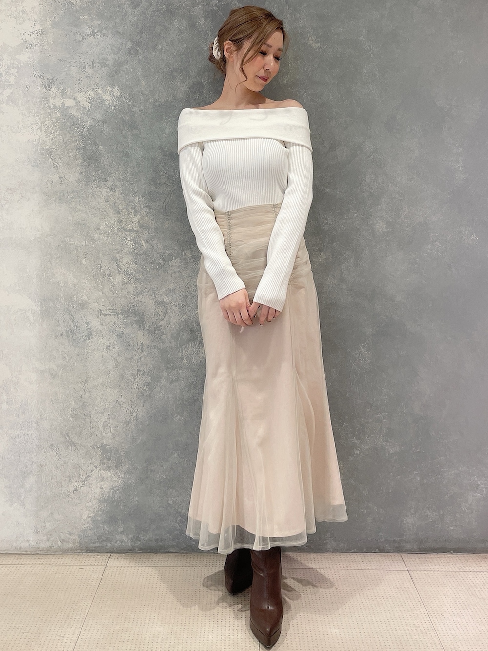 ブラウン系のその他アウター、ホワイト系のニット/セーター、ホワイト系のスカートを着用したレディースの秋コーディネートの4枚目の写真