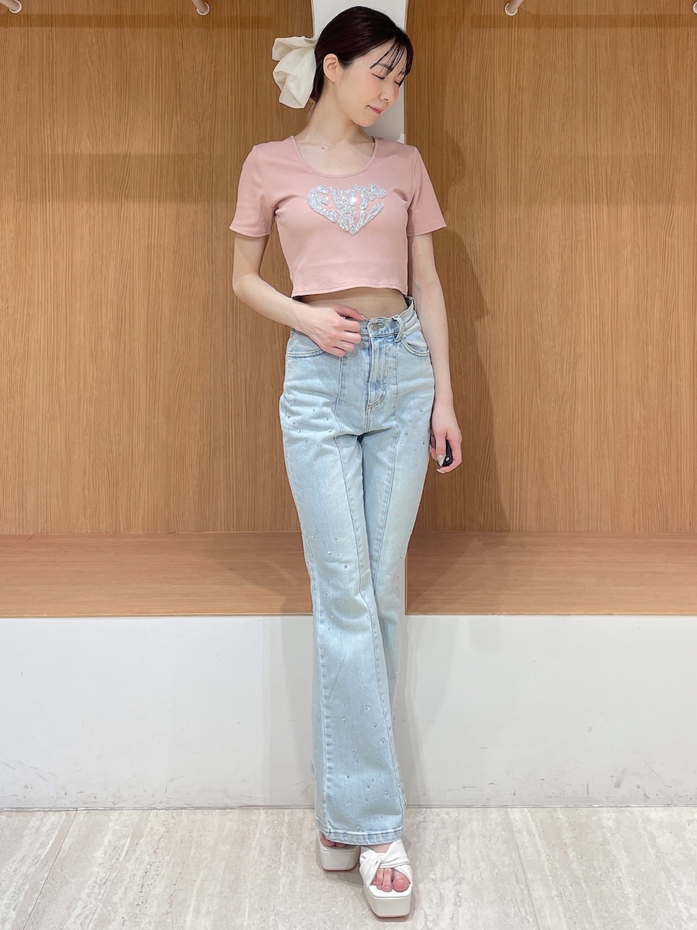 ピンク系のTシャツ/カットソー、ブルー系のデニムパンツ、ホワイト系のサンダルを着用したレディースの春コーディネートの2枚目の写真