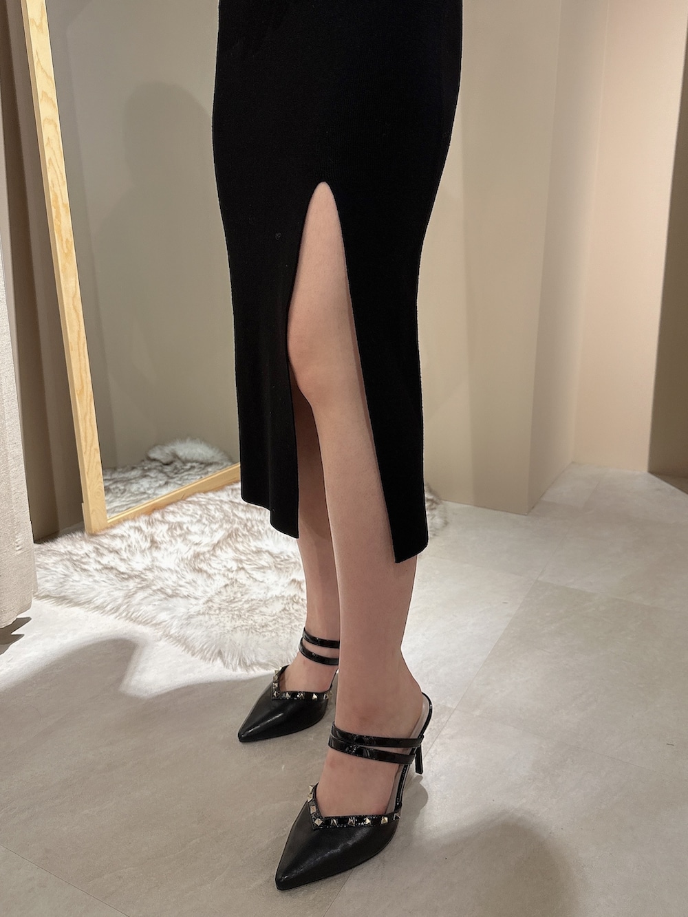 ブラック系のワンピース、ブラック系のパンプス、ブラック系のベルトを着用したレディースの春コーディネートの8枚目の写真