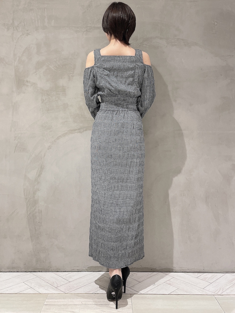 ブラック系のパンプス、ブラック系のスカート、ブラック系のシャツ/ブラウスを着用したレディースの冬コーディネートの4枚目の写真