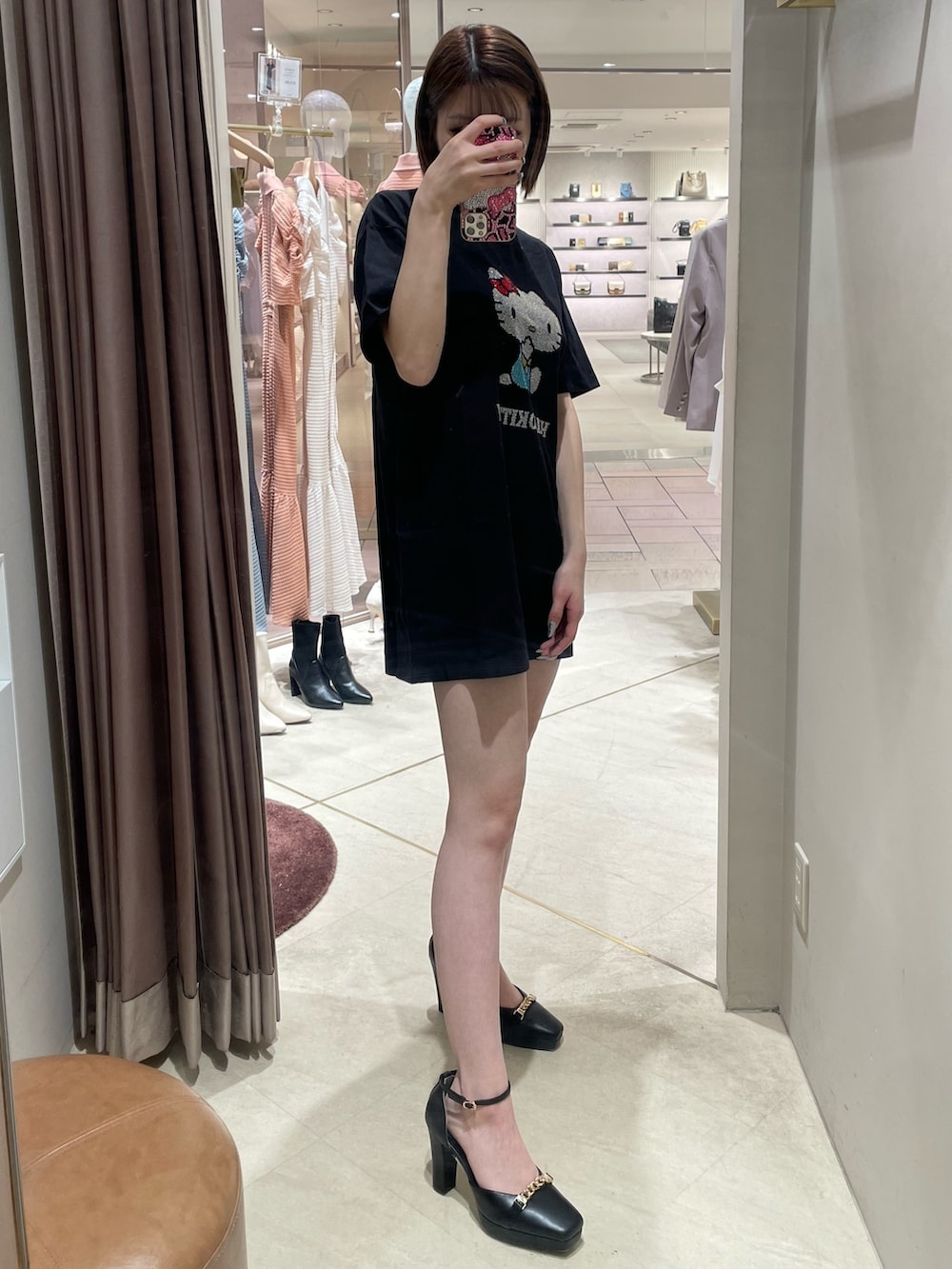 ブラック系のTシャツ/カットソー、ブラック系のパンプスを着用したレディースの春コーディネートの3枚目の写真