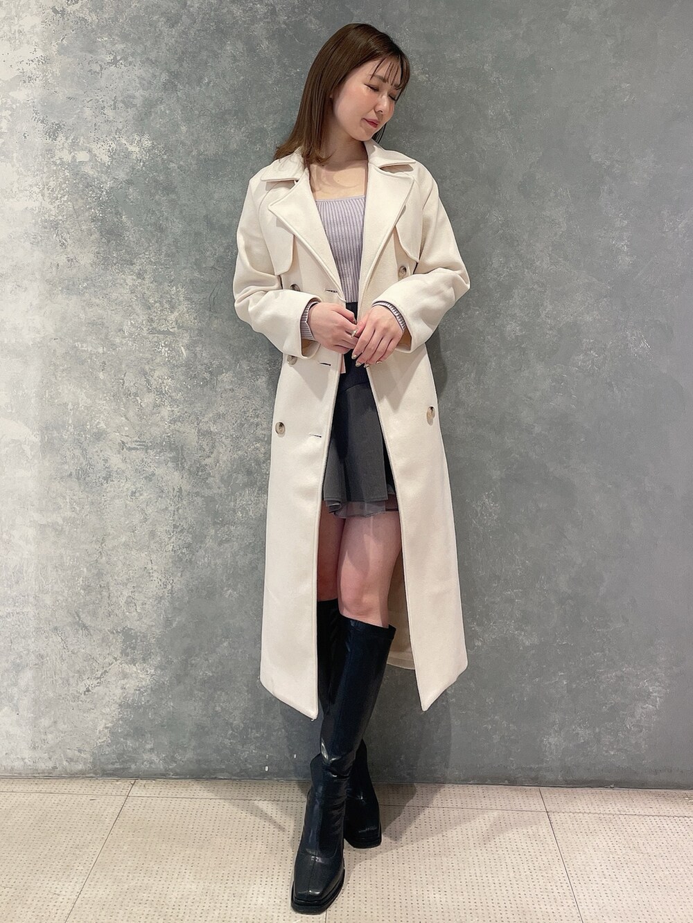 ホワイト系のその他アウター、ブラック系のブーツを着用したレディースの冬コーディネートの4枚目の写真