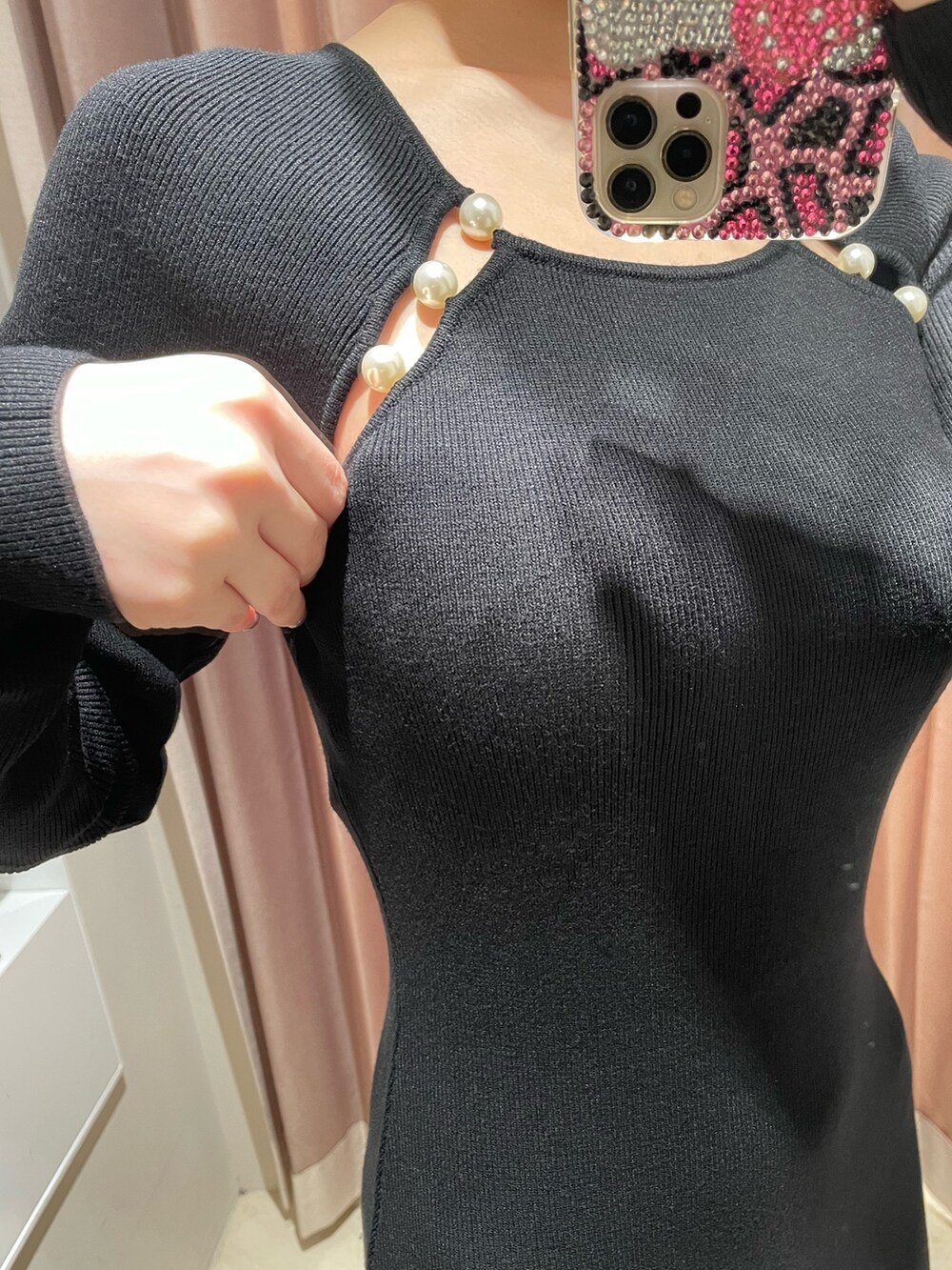 ブラック系のワンピース、ブラック系のブーツを着用したレディースの冬コーディネートの6枚目の写真