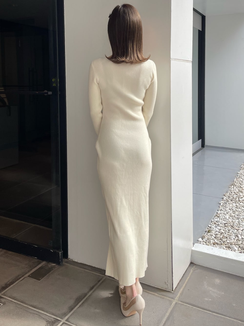 ホワイト系のワンピース、ホワイト系のパンプスを着用したレディースの秋コーディネートの3枚目の写真