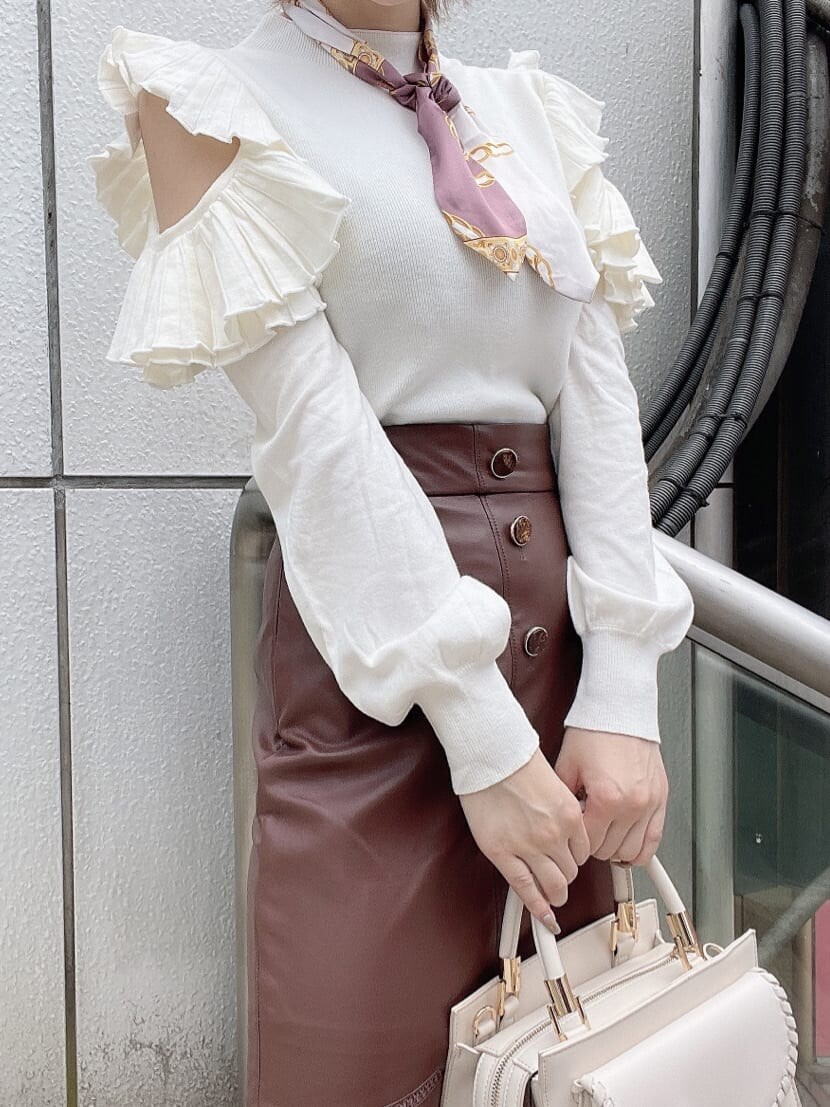 ホワイト系のハンドバッグ、ベージュ系のパンプス、ホワイト系のニット/セーターを着用したレディースの秋コーディネートの6枚目の写真