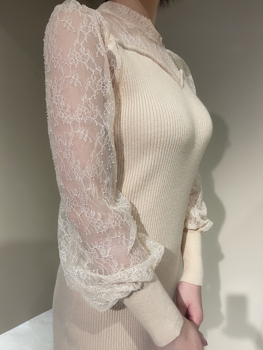 ホワイト系のワンピース、ベージュ系のサンダルを着用したレディースの夏コーディネートの6枚目の写真