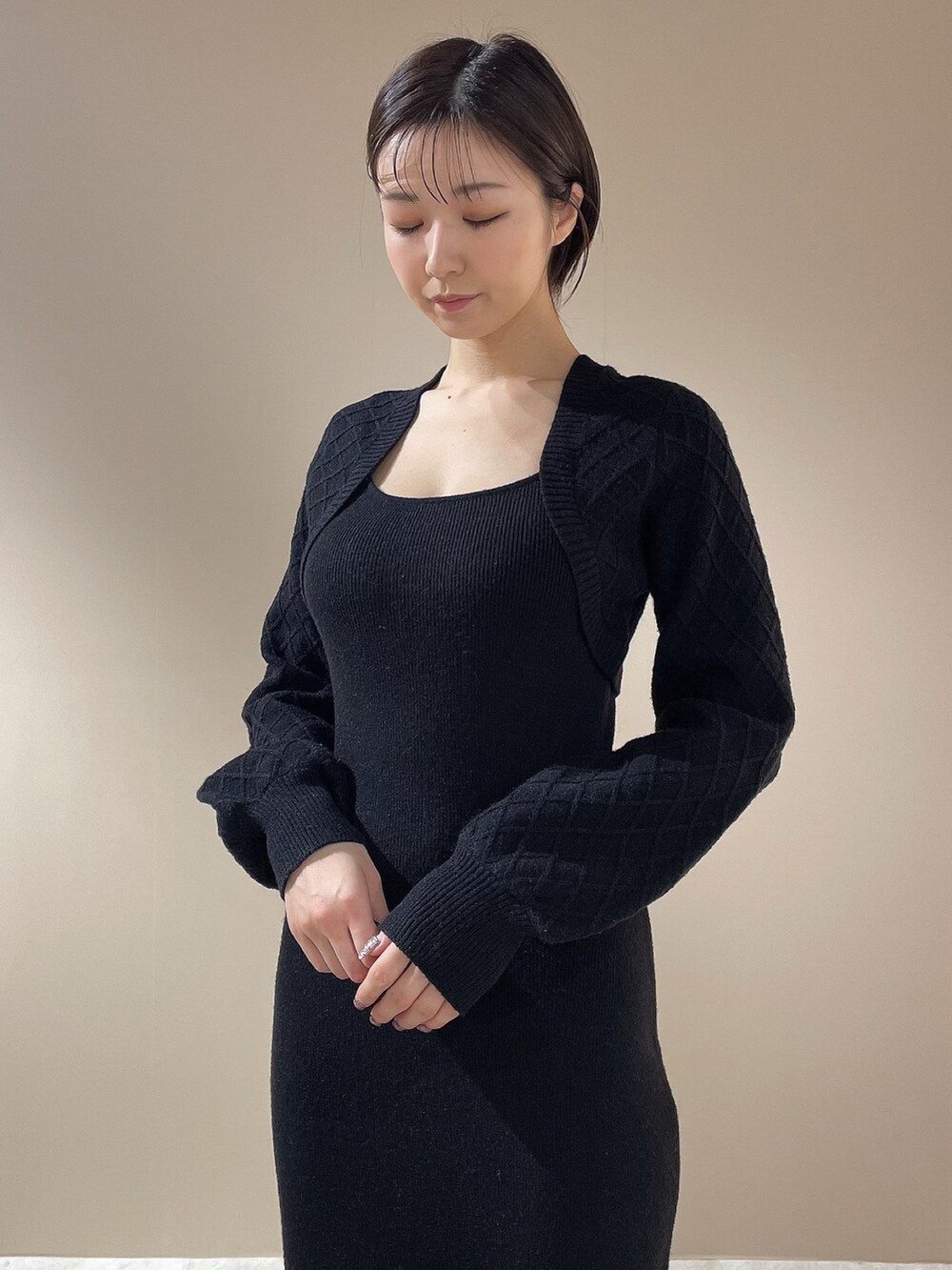 ブラック系のダウンジャケット/コート、ブラック系のワンピース、ブラック系のブーツを着用したレディースの秋コーディネートの8枚目の写真