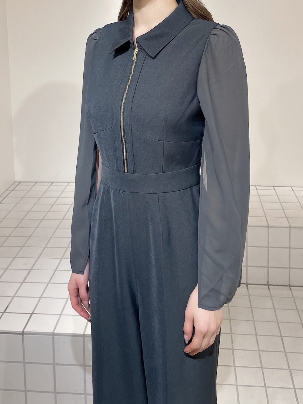 グレー系のワンピース、ブラック系のブーツを着用したレディースの冬コーディネートの5枚目の写真