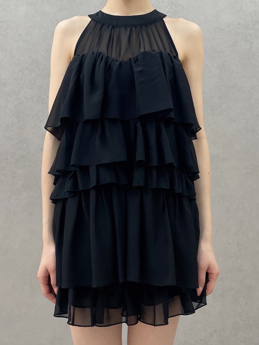 ブラック系のシャツ/ブラウス、ブラック系のその他パンツ、ブラック系のサンダルを着用したレディースの春コーディネートの5枚目の写真