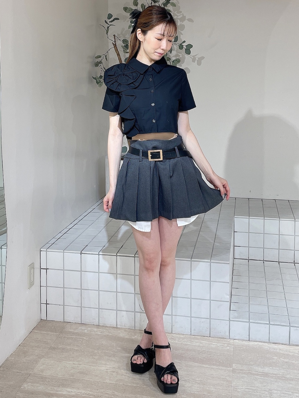 ブラック系のサンダル、ブラック系のシャツ/ブラウス、グレー系のスカートを着用したレディースの夏コーディネートの6枚目の写真
