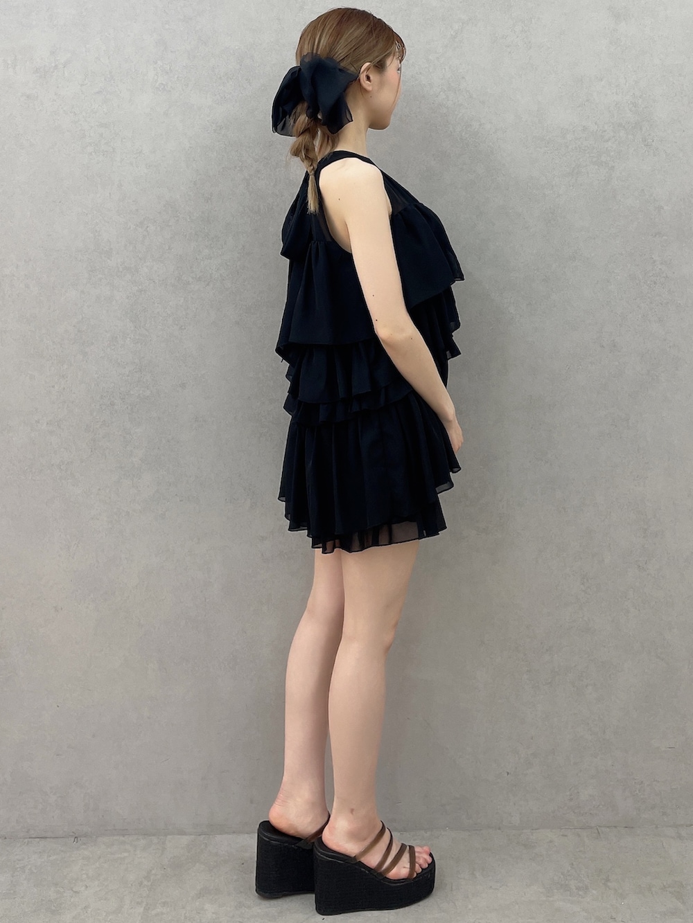 ブラック系のシャツ/ブラウス、ブラック系のその他パンツ、ブラック系のサンダルを着用したレディースの春コーディネートの3枚目の写真