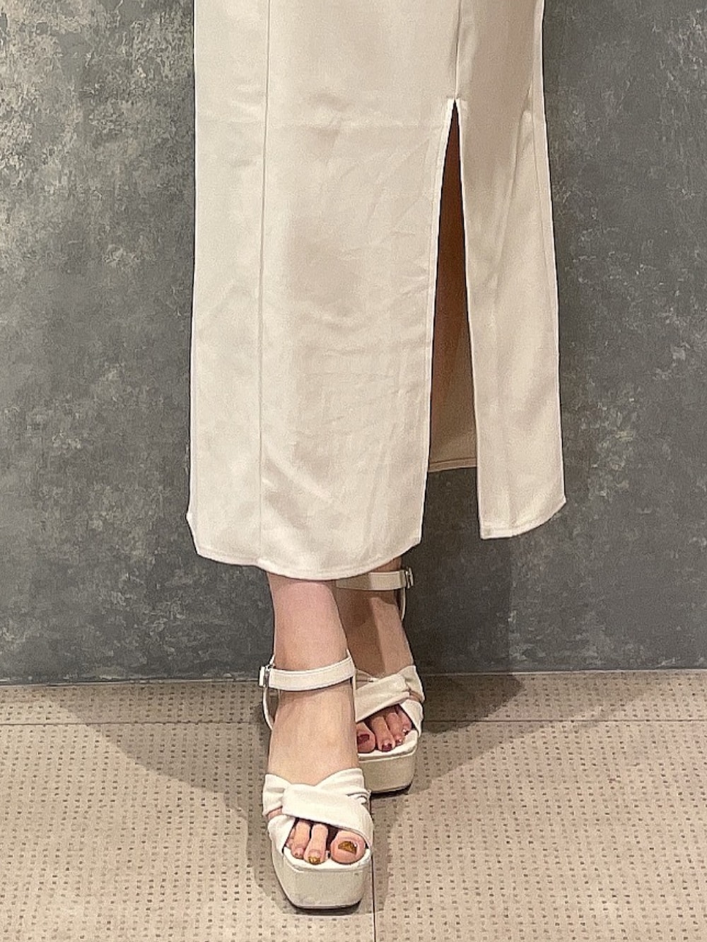 ホワイト系のサンダル、ホワイト系のワンピース、ホワイト系のシャツ/ブラウスを着用したレディースの夏コーディネートの3枚目の写真