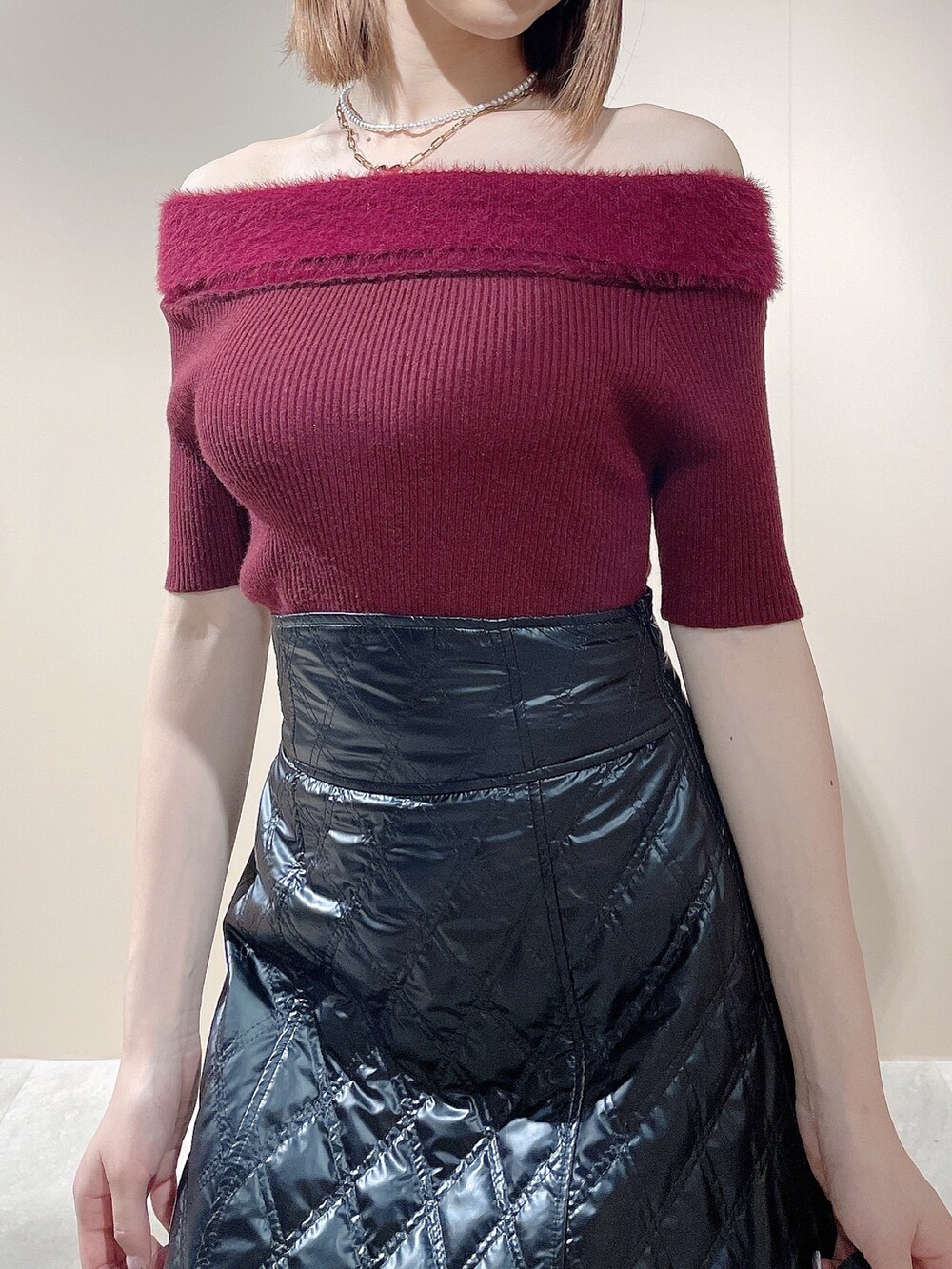 ブラック系のパンプス、レッド系のニット/セーター、ブラック系のスカートを着用したレディースの夏コーディネートの7枚目の写真