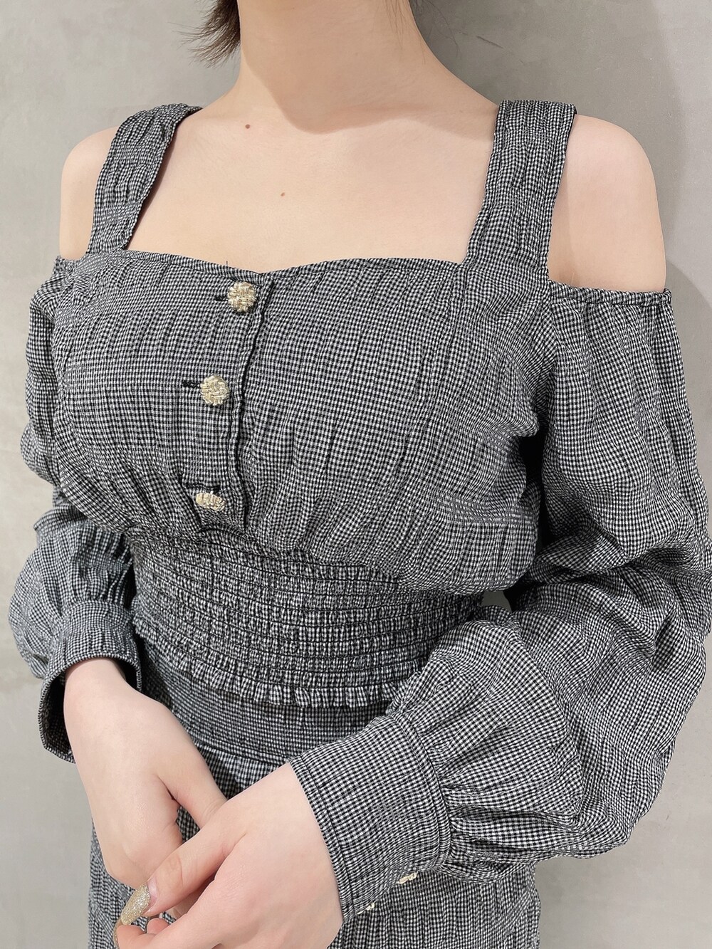 ブラック系のパンプス、ブラック系のスカート、ブラック系のシャツ/ブラウスを着用したレディースの冬コーディネートの5枚目の写真