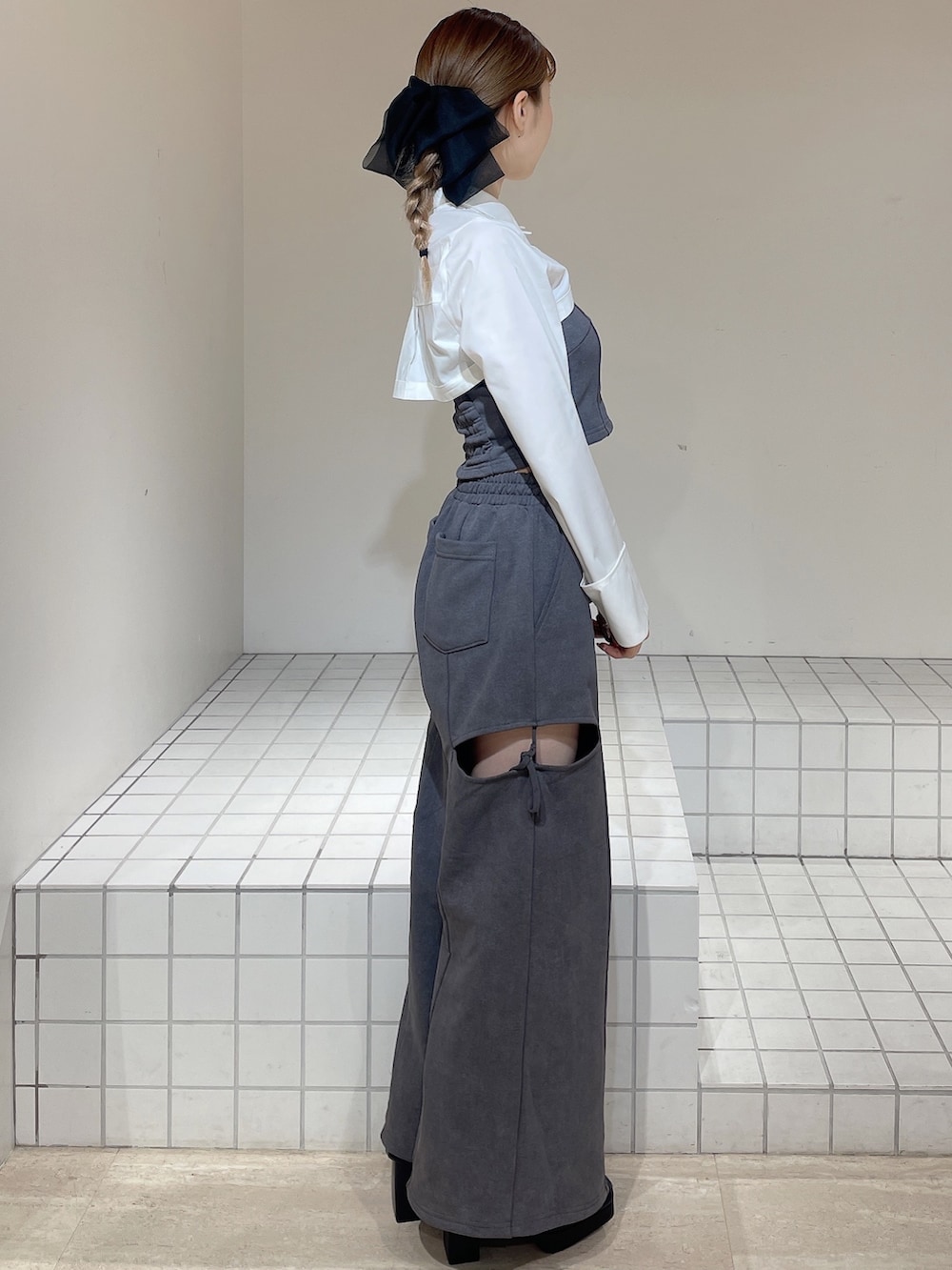 グレー系のTシャツ/カットソー、グレー系のその他パンツ、ブラック系のブーツを着用したレディースの春コーディネートの2枚目の写真