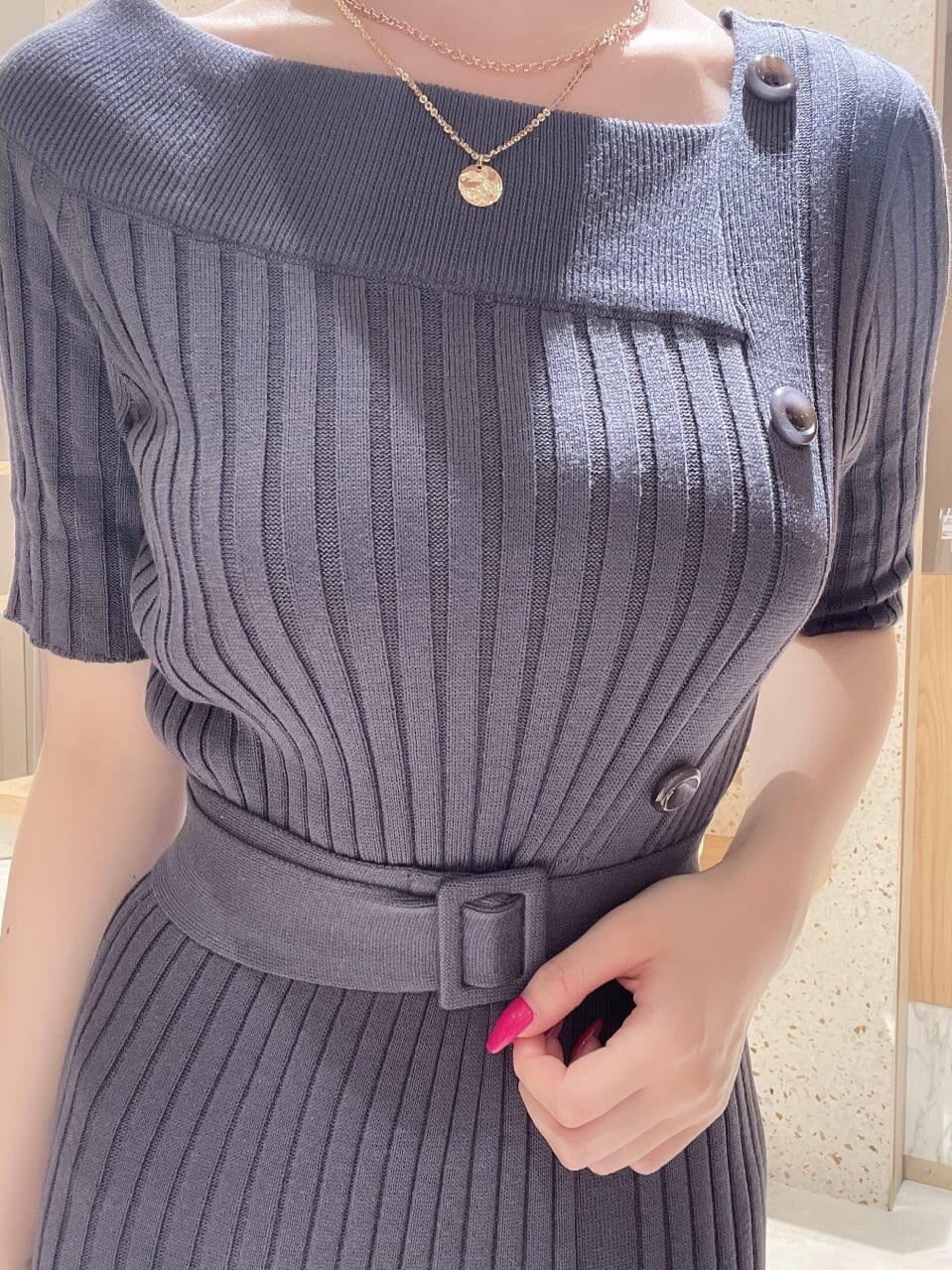 ブラック系のサンダル、ブルー系のワンピース、ゴールド系のネックレスを着用したレディースの夏コーディネートの3枚目の写真