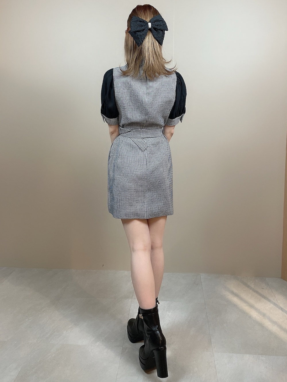 その他のワンピース、ブラック系のブーツ、ブラック系のバレッタ/ヘアクリップを着用したレディースの冬コーディネートの3枚目の写真