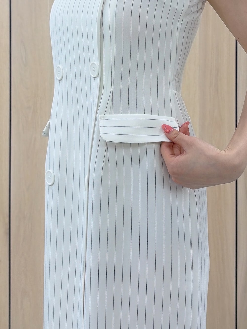 ホワイト系のカーディガン/ボレロ、ホワイト系のワンピース、ホワイト系のサンダルを着用したレディースの夏コーディネートの9枚目の写真