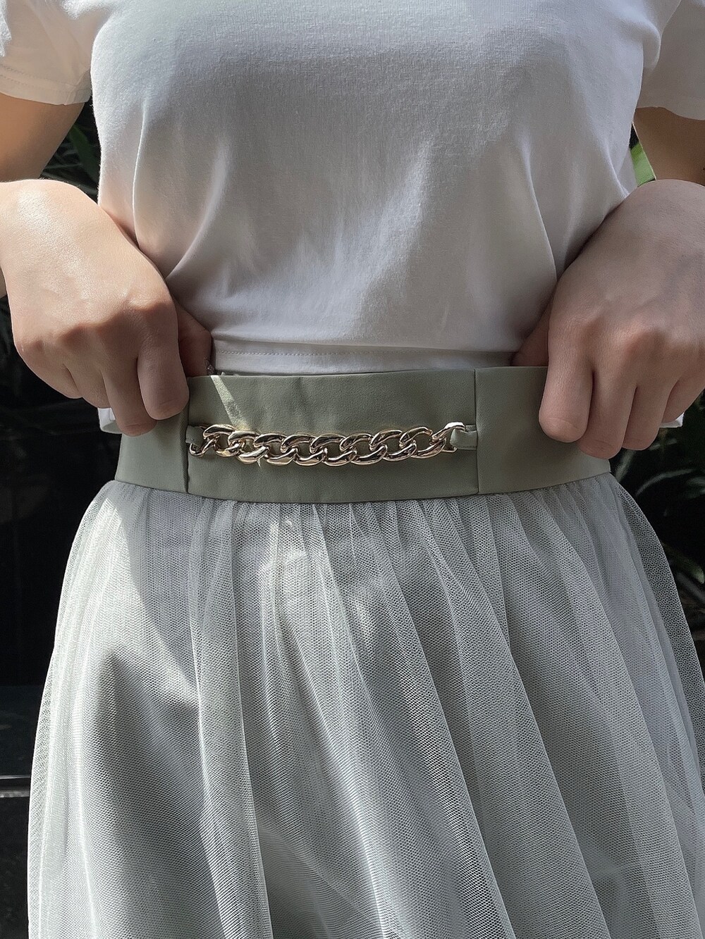 グリーン系のスカート、ホワイト系のサンダル、ホワイト系のTシャツ/カットソーを着用したレディースの春コーディネートの6枚目の写真