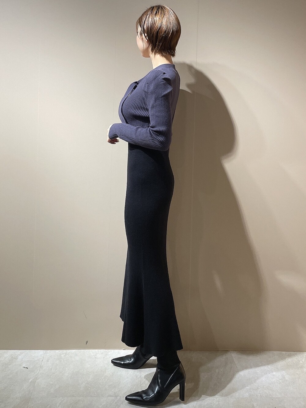 ブラック系のブーツ、ブルー系のワンピースを着用したレディースの秋コーディネートの3枚目の写真