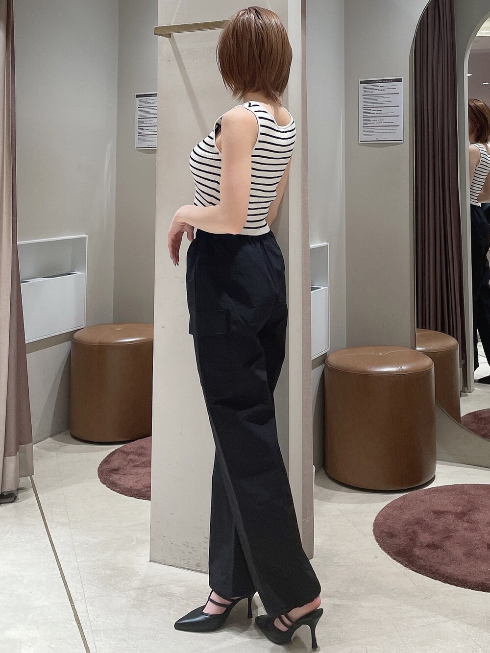 ブラック系のパンプス、その他のタンクトップ、ブラック系のカーゴパンツを着用したレディースの春コーディネートの2枚目の写真