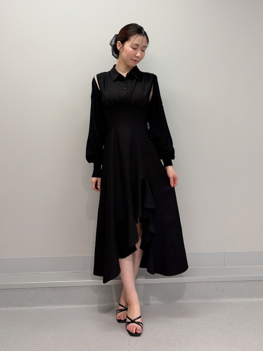 ブラック系のワンピース、ブラック系のサンダル、ブラック系のカーディガン/ボレロを着用したレディースの夏コーディネートの4枚目の写真