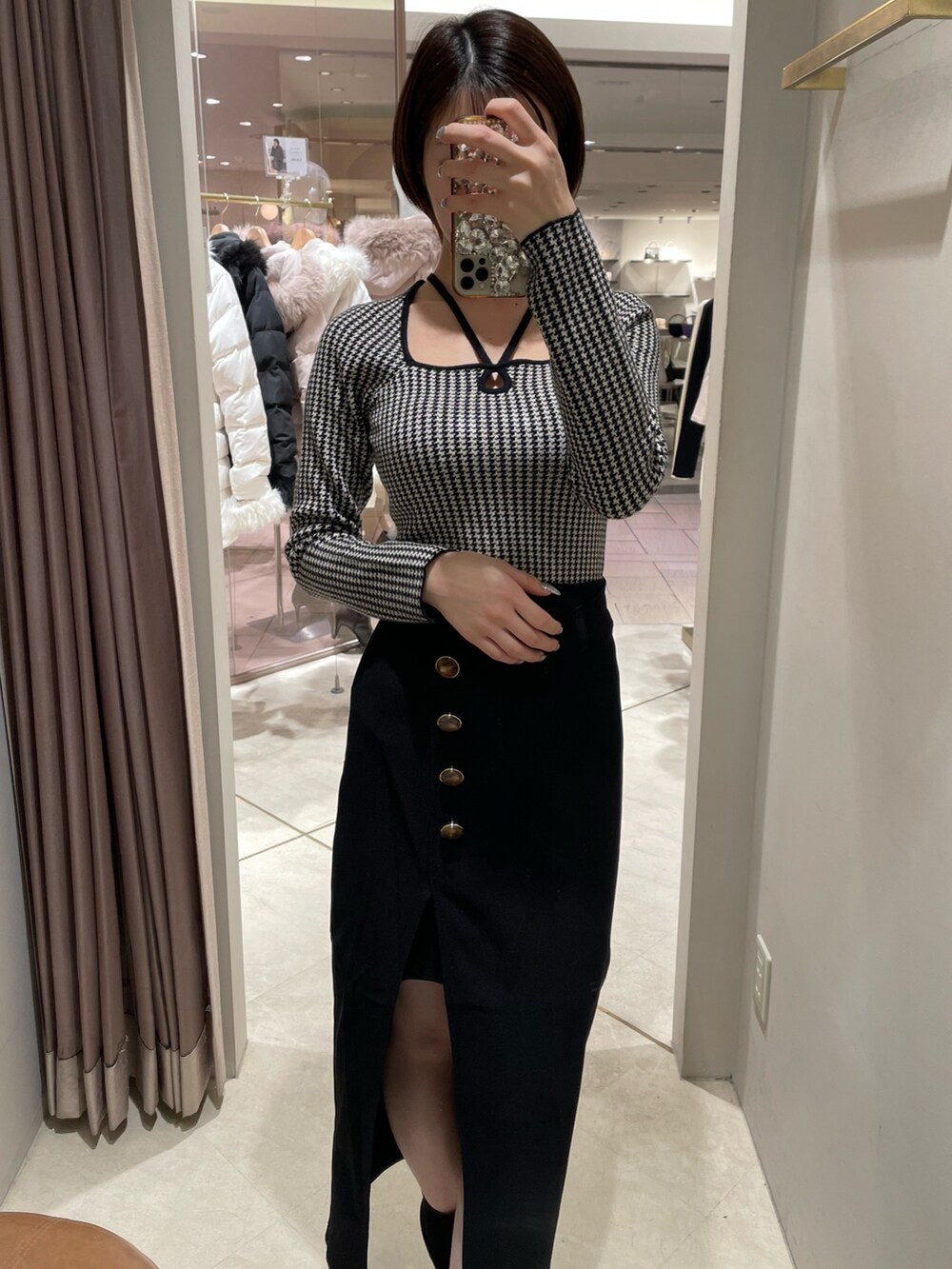 その他のニット/セーター、ブラック系のスカート、ブラック系のブーツを着用したレディースの冬コーディネートの5枚目の写真