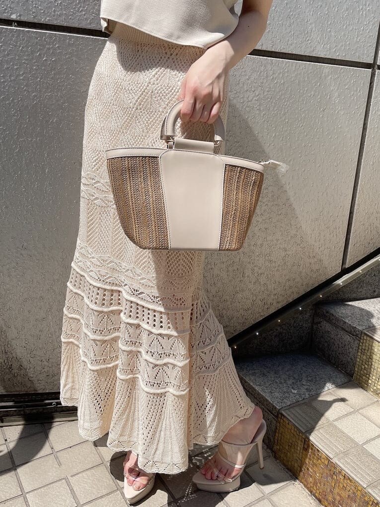 ベージュ系のサンダル、ベージュ系のハンドバッグ、ベージュ系のキャミソールを着用したレディースの夏コーディネートの6枚目の写真