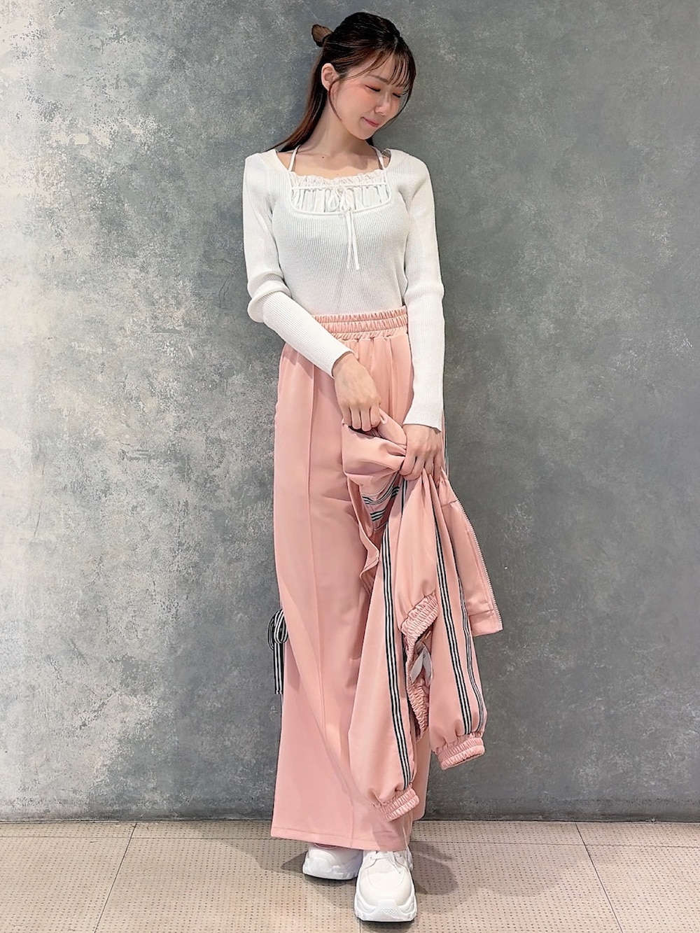 ピンク系のその他アウター、ピンク系のその他パンツ、ホワイト系のニット/セーターを着用したレディースの冬コーディネートの4枚目の写真