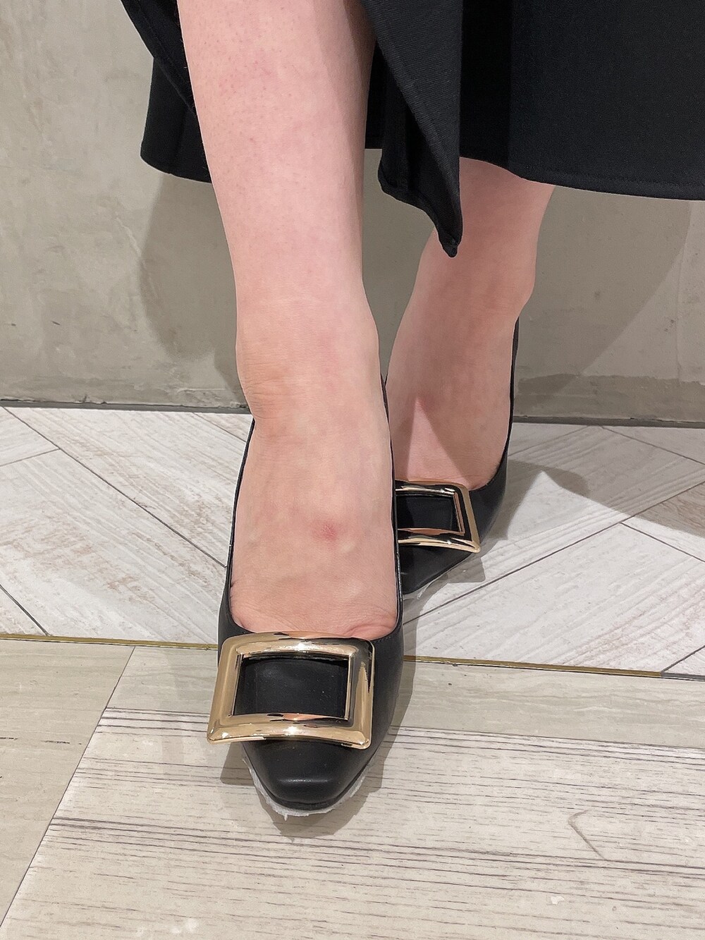 ブラック系のパンプス、その他のテーラードジャケット、その他のスカートを着用したレディースの冬コーディネートの9枚目の写真