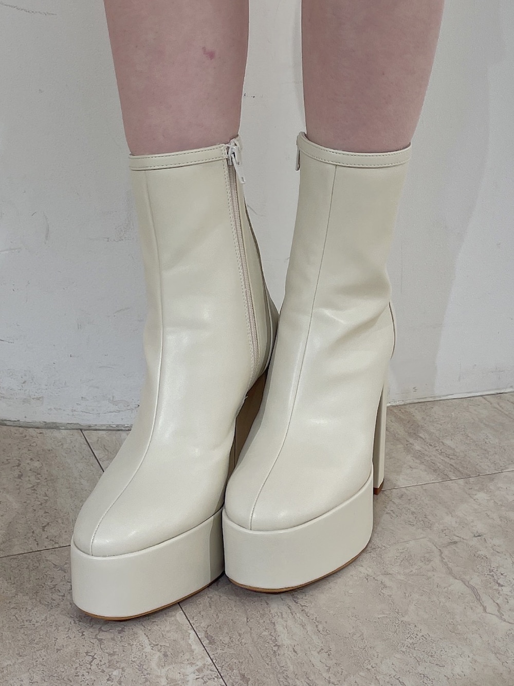 ピンク系のニット/セーター、ブルー系のデニムパンツ、ホワイト系のブーツを着用したレディースの冬コーディネートの9枚目の写真