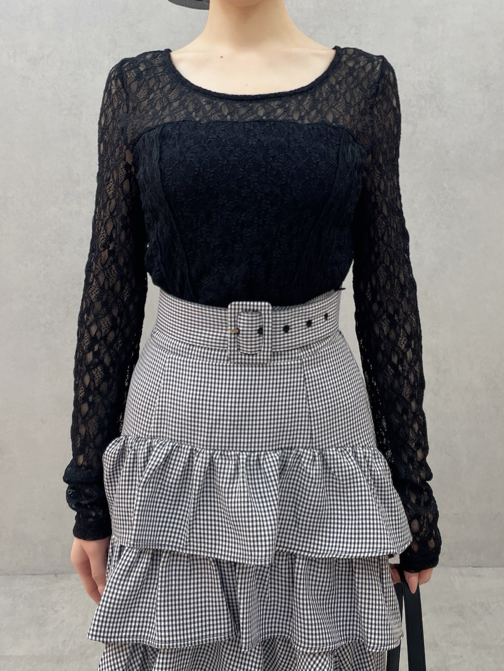 ブラック系のTシャツ/カットソー、その他のスカート、ブラック系のハンドバッグを着用したレディースの春コーディネートの5枚目の写真