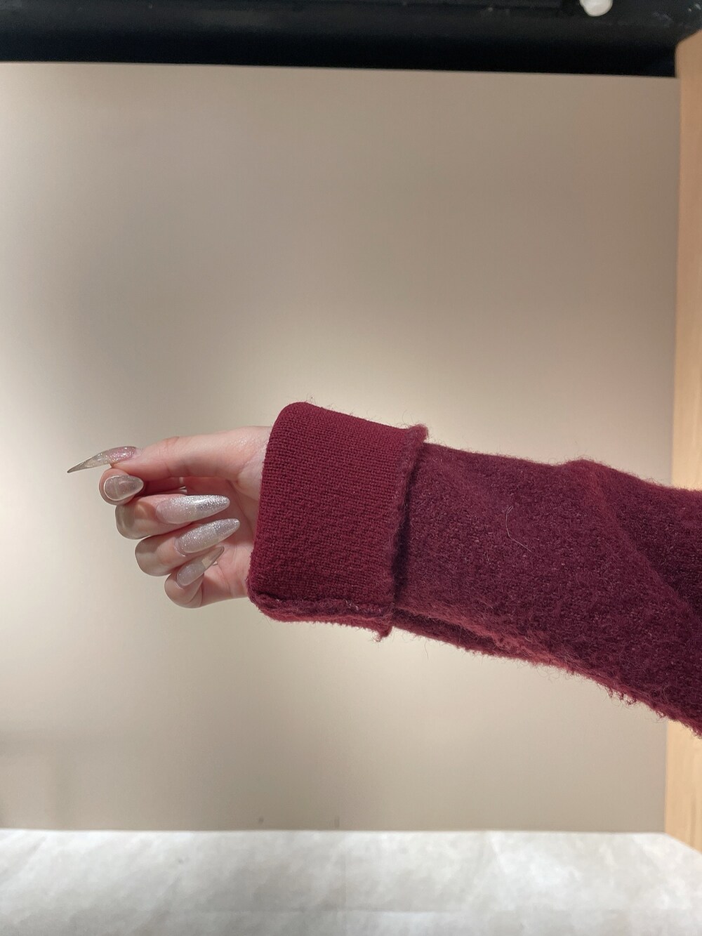 ブラック系のブーツ、レッド系のカーディガン/ボレロ、ブラック系のハンドバッグを着用したレディースの秋コーディネートの7枚目の写真