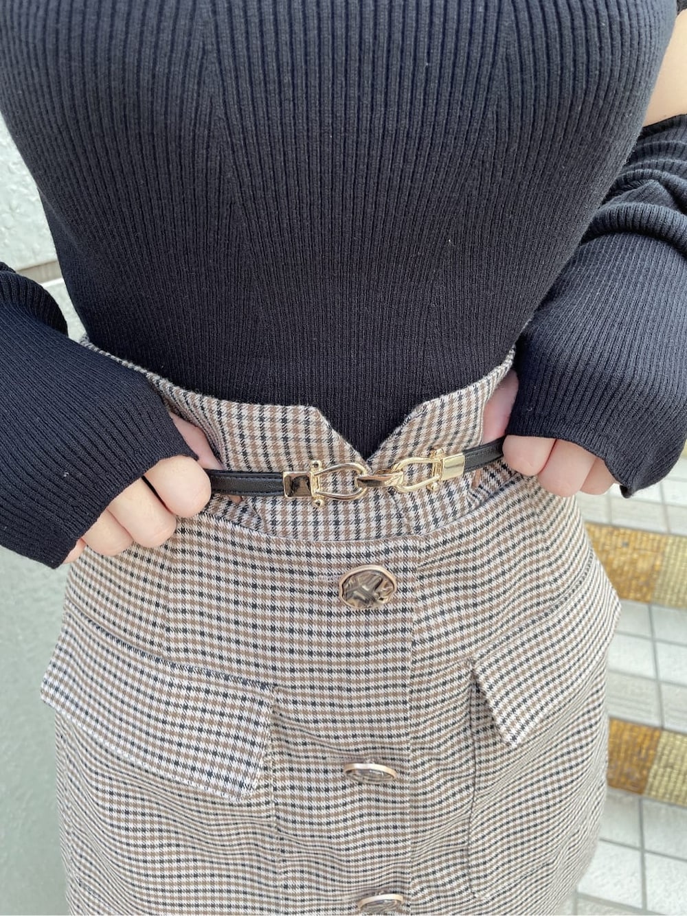 その他のその他パンツ、ブラック系のブーツ、ブラック系のニット/セーターを着用したレディースの秋コーディネートの6枚目の写真