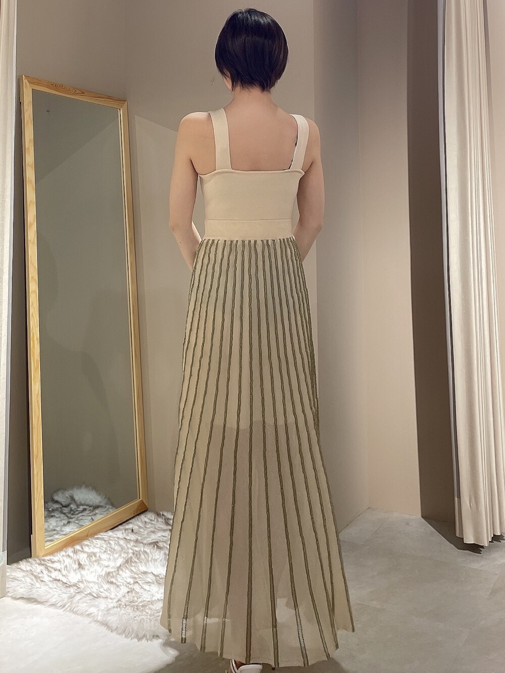 ホワイト系のワンピース、ブラック系のデニムジャケットを着用したレディースの春コーディネートの6枚目の写真