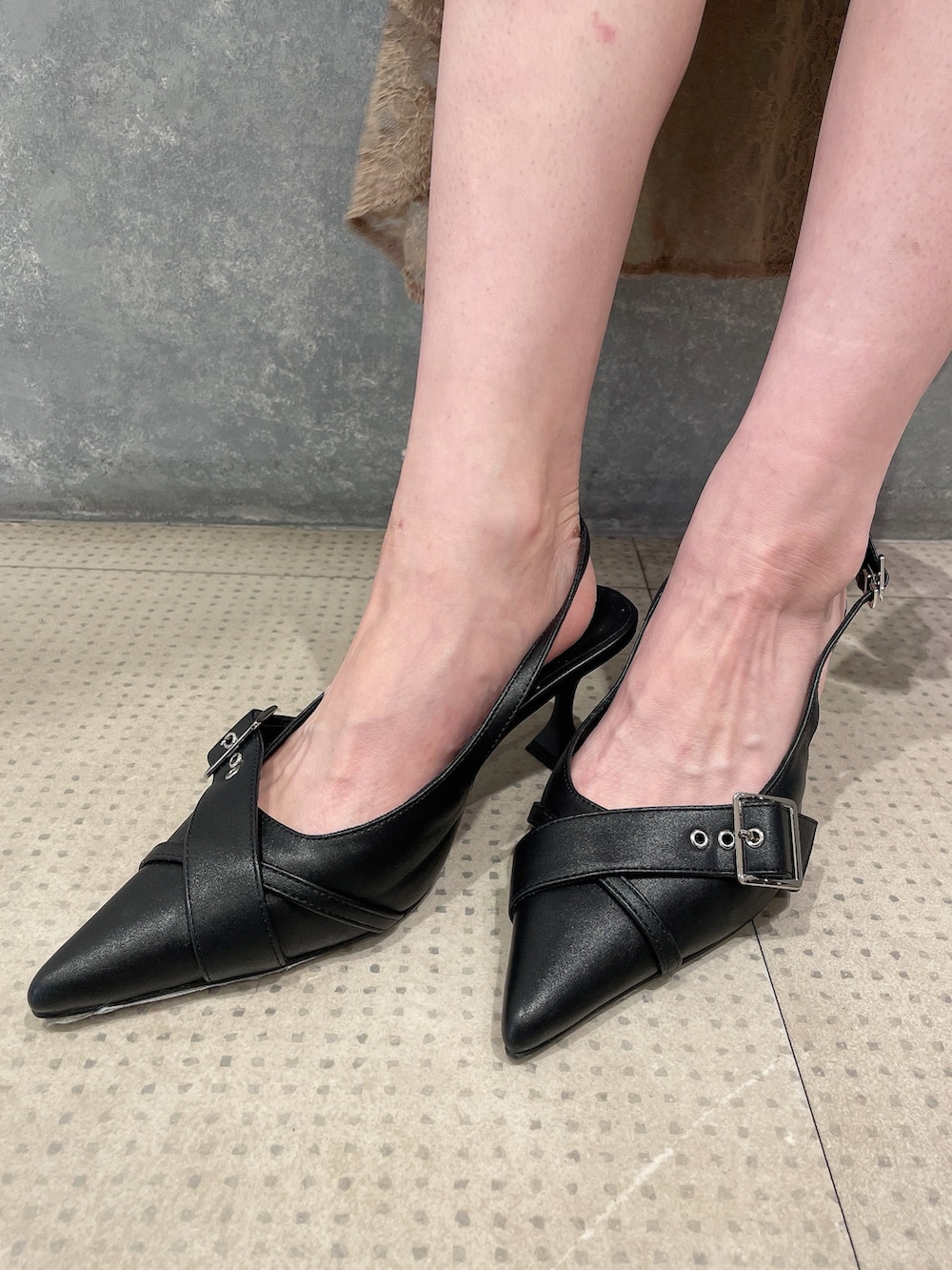 ブラック系のパンプス、その他のワンピース、グレー系のシュシュを着用したレディースの秋コーディネートの7枚目の写真