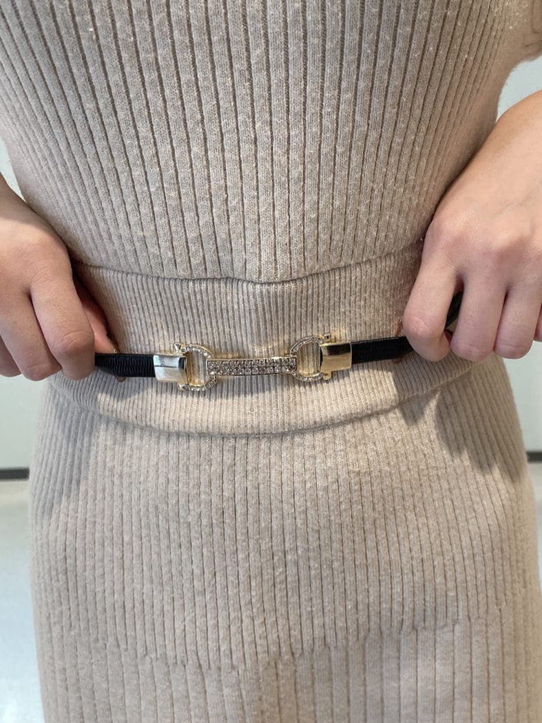 ブラック系のハンドバッグ、ベージュ系のワンピース、ベージュ系のパンプスを着用したレディースの秋コーディネートの6枚目の写真