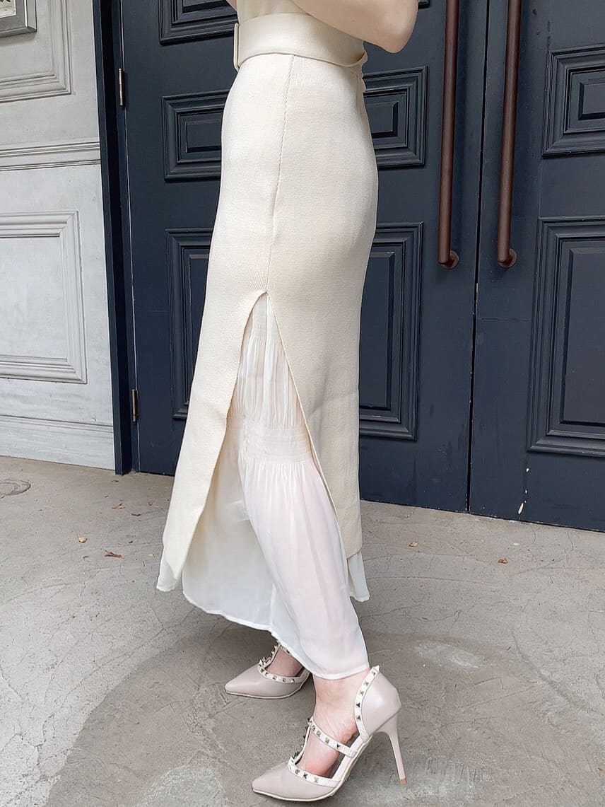 ホワイト系のワンピース、ベージュ系のパンプス、ホワイト系のハットを着用したレディースの春コーディネートの8枚目の写真