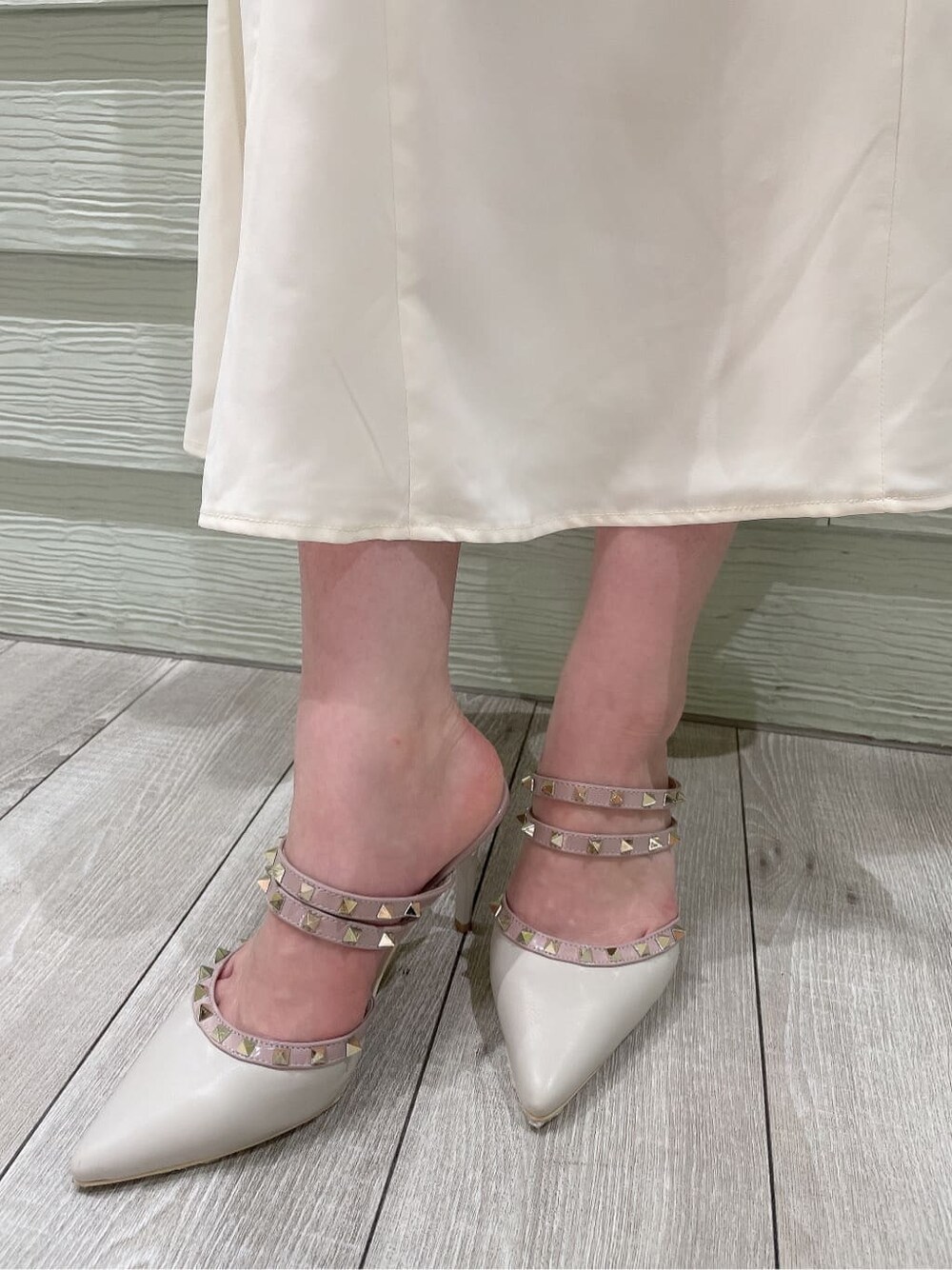 その他のシャツ/ブラウス、ホワイト系のスカート、ホワイト系のパンプスを着用したレディースの夏コーディネートの8枚目の写真