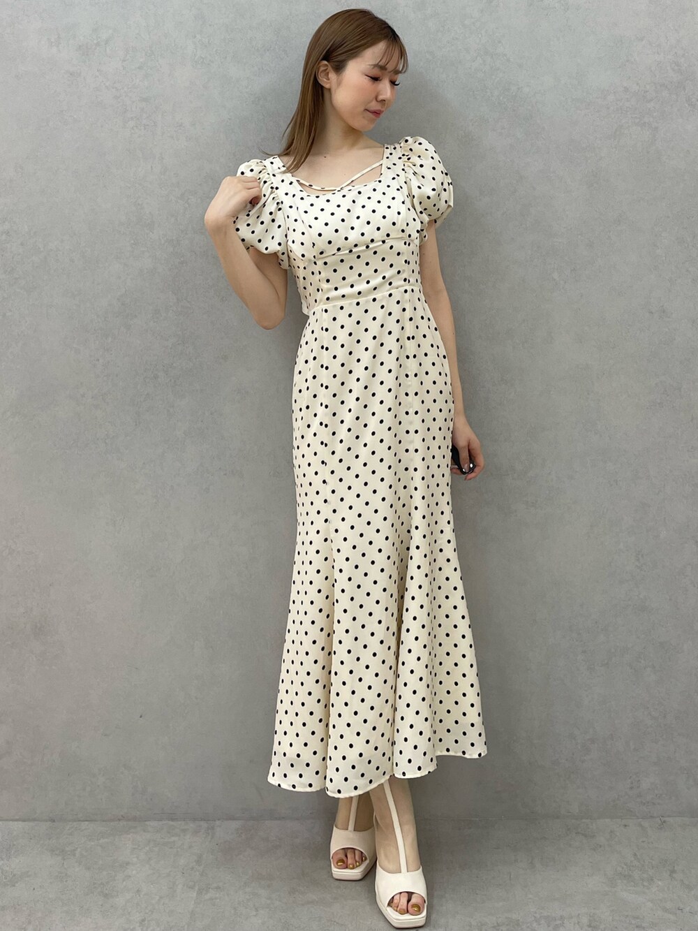 ホワイト系のワンピース、ホワイト系のブーツを着用したレディースの春コーディネートの3枚目の写真