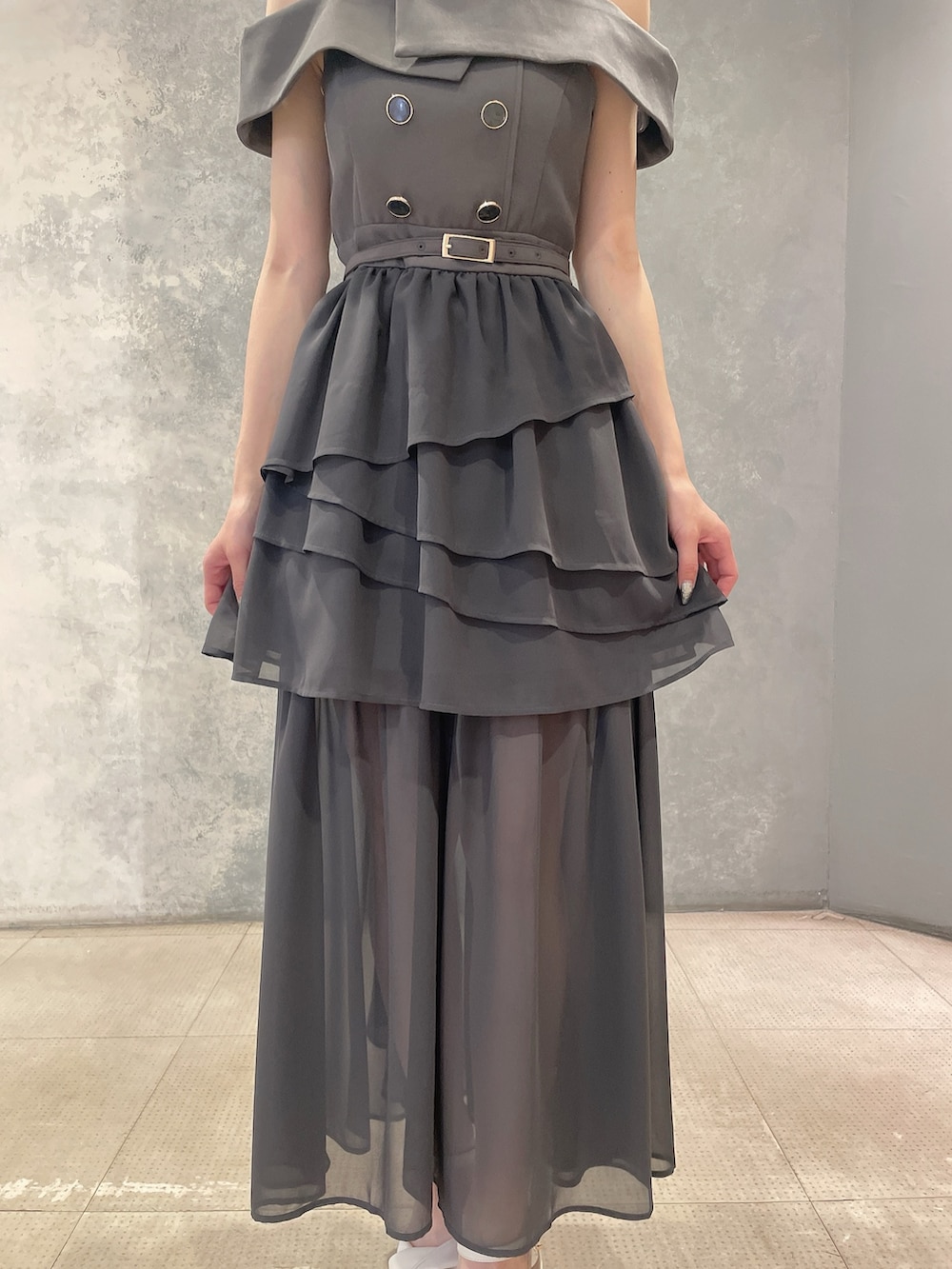 グレー系のワンピース、ホワイト系のサンダル、グレー系のシュシュを着用したレディースの夏コーディネートの7枚目の写真