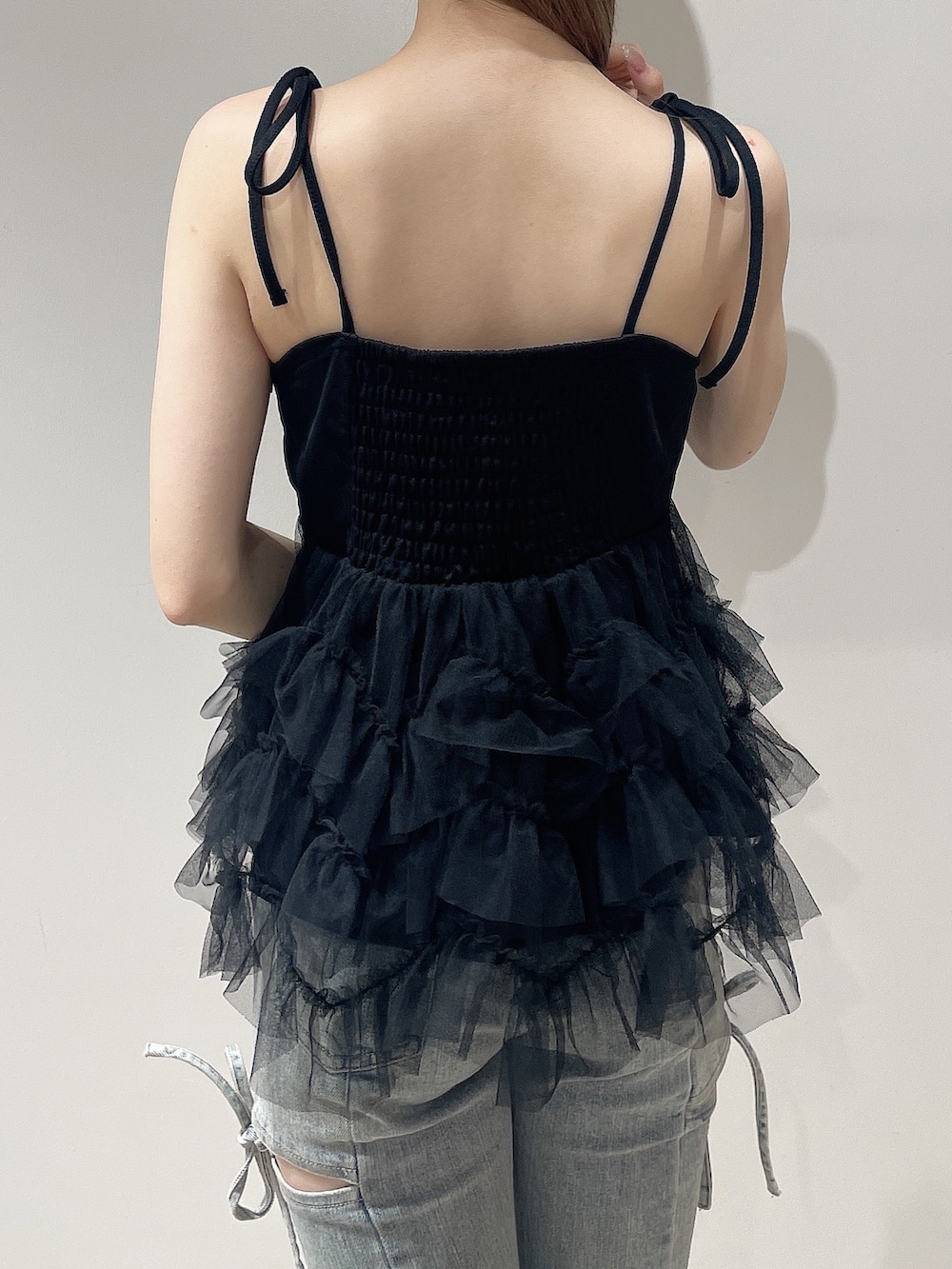 ブラック系のキャミソール、ブルー系のデニムパンツ、ベージュ系のサンダルを着用したレディースの夏コーディネートの6枚目の写真