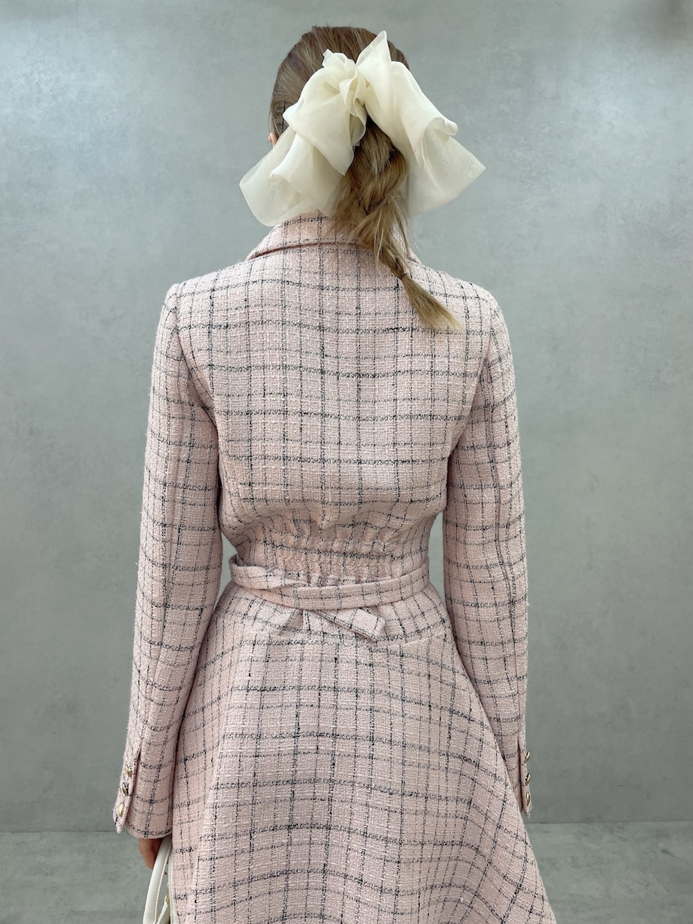 ピンク系のワンピース、ホワイト系のハンドバッグ、ホワイト系のブーツを着用したレディースの春コーディネートの6枚目の写真